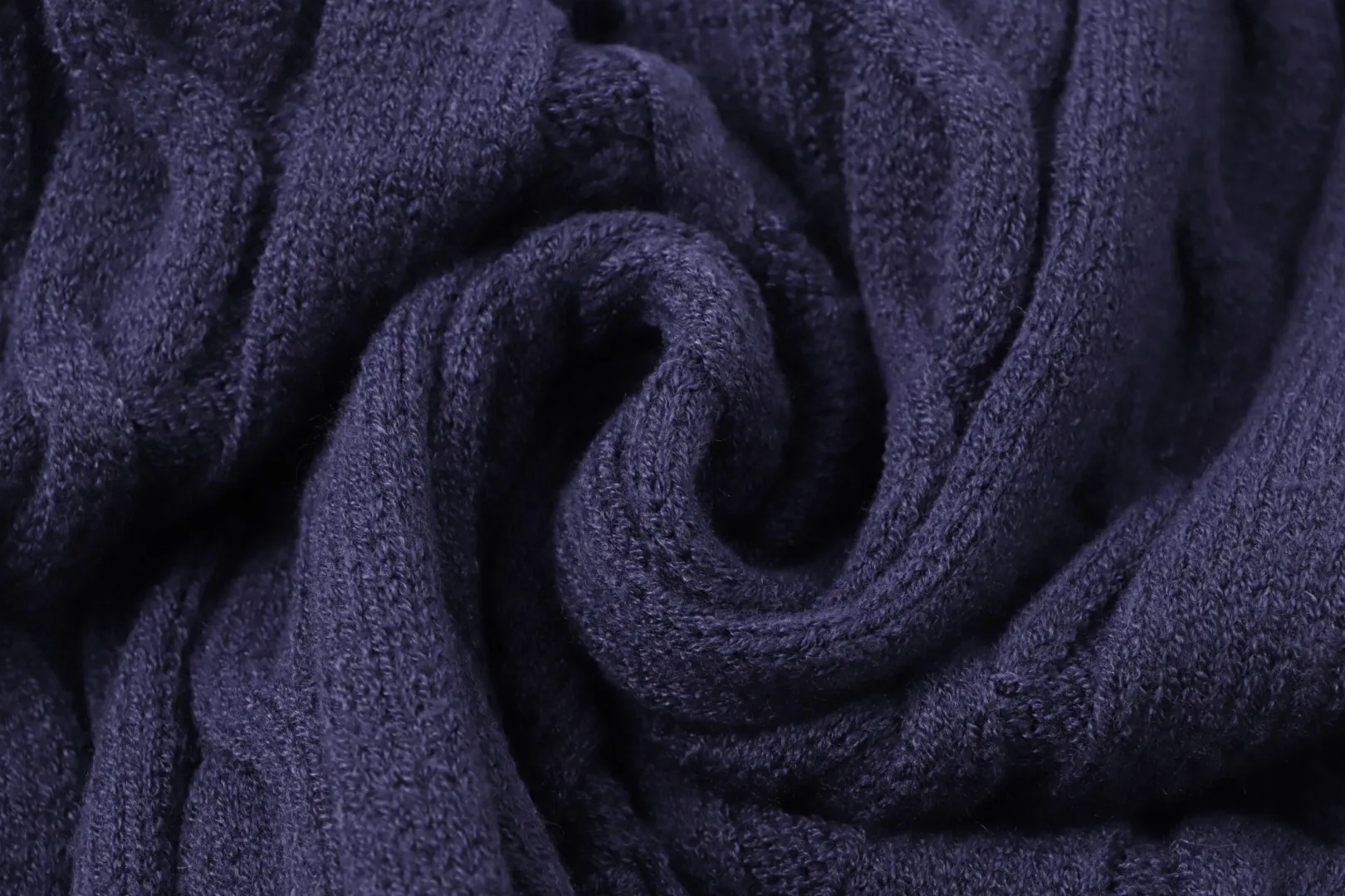 P210 [Ralph Lauren round neck solid color pony embroidery logo twist knitted sweater] ✅Ralph Lauren classic basic versatile knitted pullover crew neck sweater for men and women ✅Main supplier platform live broadcast Wholesale entity Replenish when out of stock will not be removed from the shelves ✅ZP quality 1:1 pattern making Scan the code to enter the GF website Counter quality ✅Detailed quality is the only one in Guangzhou Imported quality cotton yarn Focus on high-end cost-effective Good quality Needless to say ✅The version is restored to the original version. The maximum size can be worn up to 1105 pounds. Loose, comfortable and stress-free. ✅The upper body is simple and easy to match. A must-have for ootd. Good-looking clothes are never picky. A must-have in couples’ wardrobes. Size: S-XL. Color: black, white, gray, royal blue, pink, sky blue, khaki.